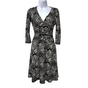 Laundry by Shelli Segal V Neck Dress Sz 0 Black White Swirl Ruched Date Night